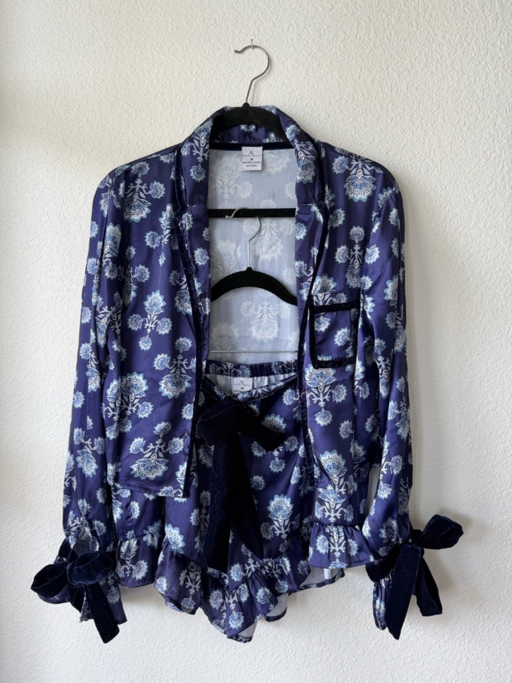 8 Oak Lane Ruffle Satin Pajama Set Size M in Blue